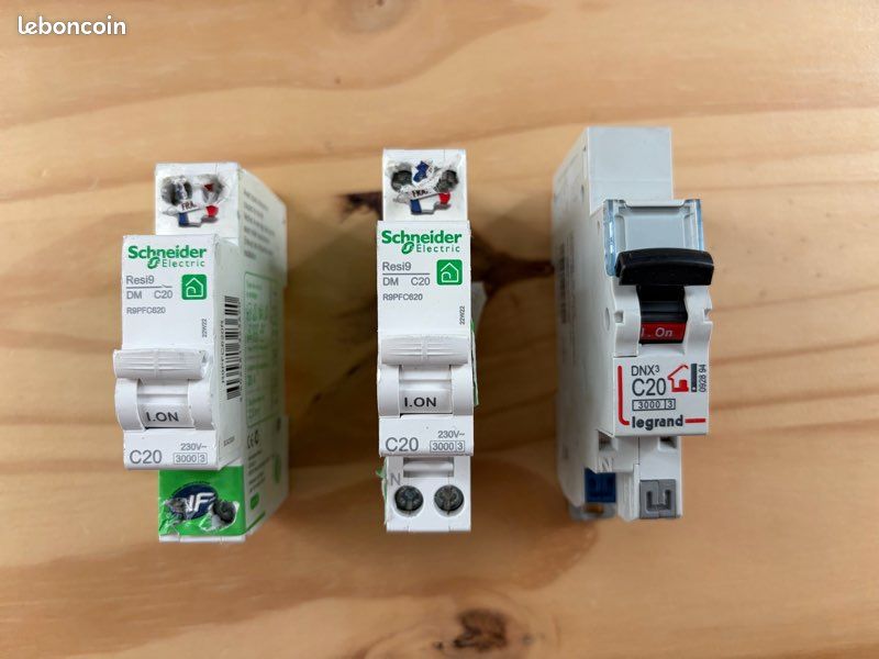 Disjoncteurs 20A Schneider Resi9 + Legrand DNX3 (image 1)