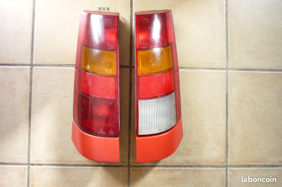 Renault super 5 feux arriere gauche avec porte lampe et lampe ( je donne le droit avec car defaut de fixation ) (image 1)