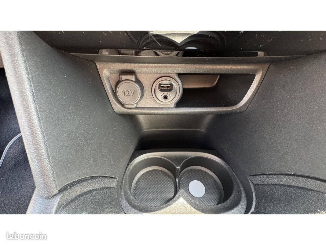PEUGEOT 208 1.2i 12V - 82 Style (image 29)