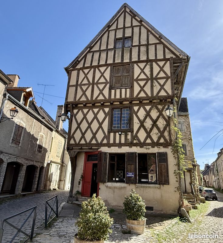 Immeuble 235 m² · à Noyers · 235 m² · 240 000 €