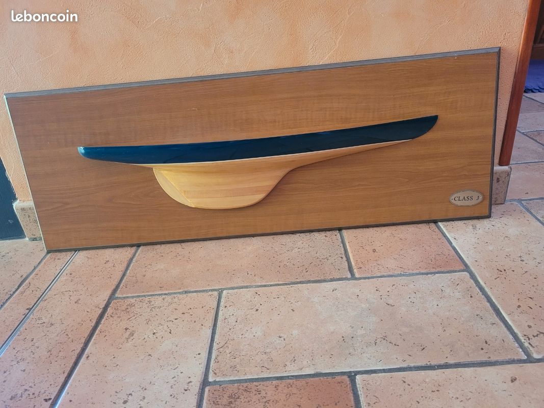Demie coque de bateau sur support bois (image 1)