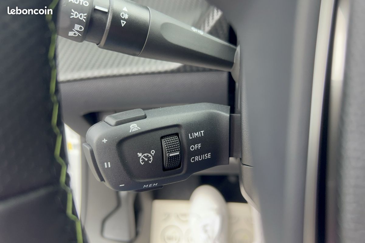PEUGEOT 2008 Hybrid 145 e-DCS6 GT (image 21)