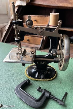 Machine coudre ancienne dans objets du xixe siècle et avant