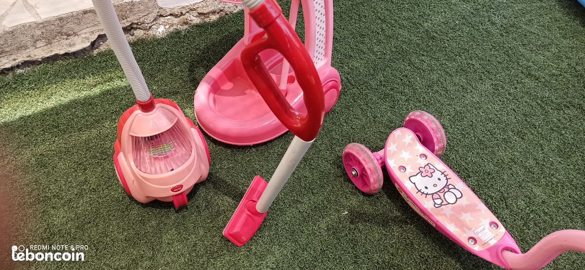 Trottinette Hello Kitty, aspirateur et chariot nettoyage (image 2)