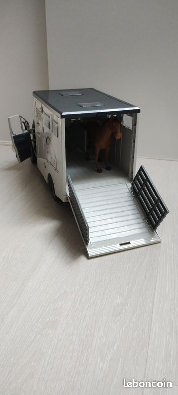 Van pour chevaux avec un cheval (image 6)