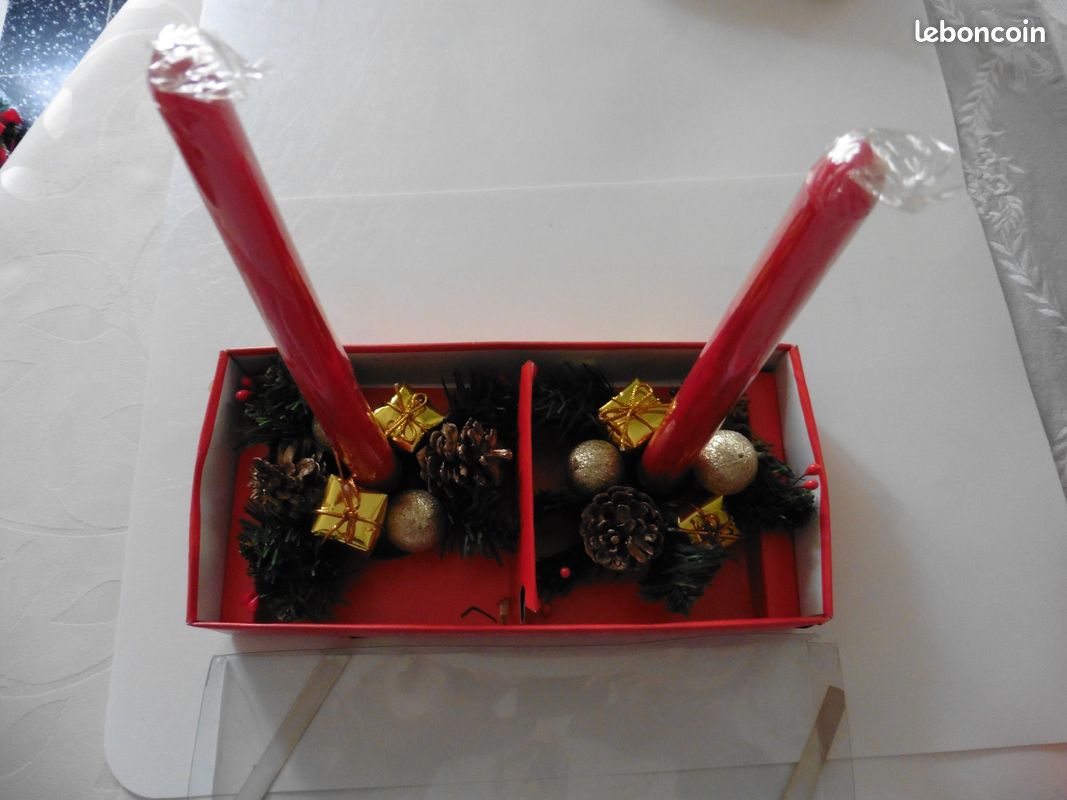 Décoration de noël 2 supports de bougies décorés avec deux bougies rouges (image 1)
