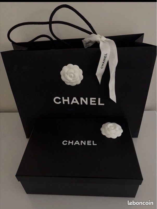 Boite es sac cartonné camelia ruban chanel (image 1)