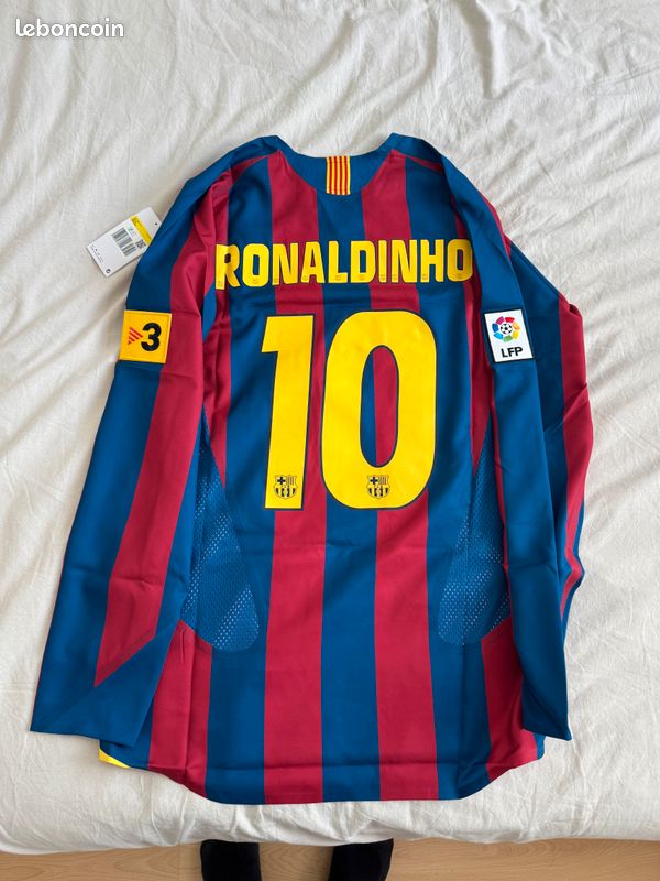 Ronaldinho dévoile le nouveau maillot du FC Barcelone pour la