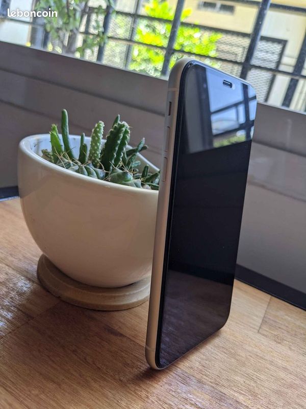 IPhone 11 64Go (image 1)
