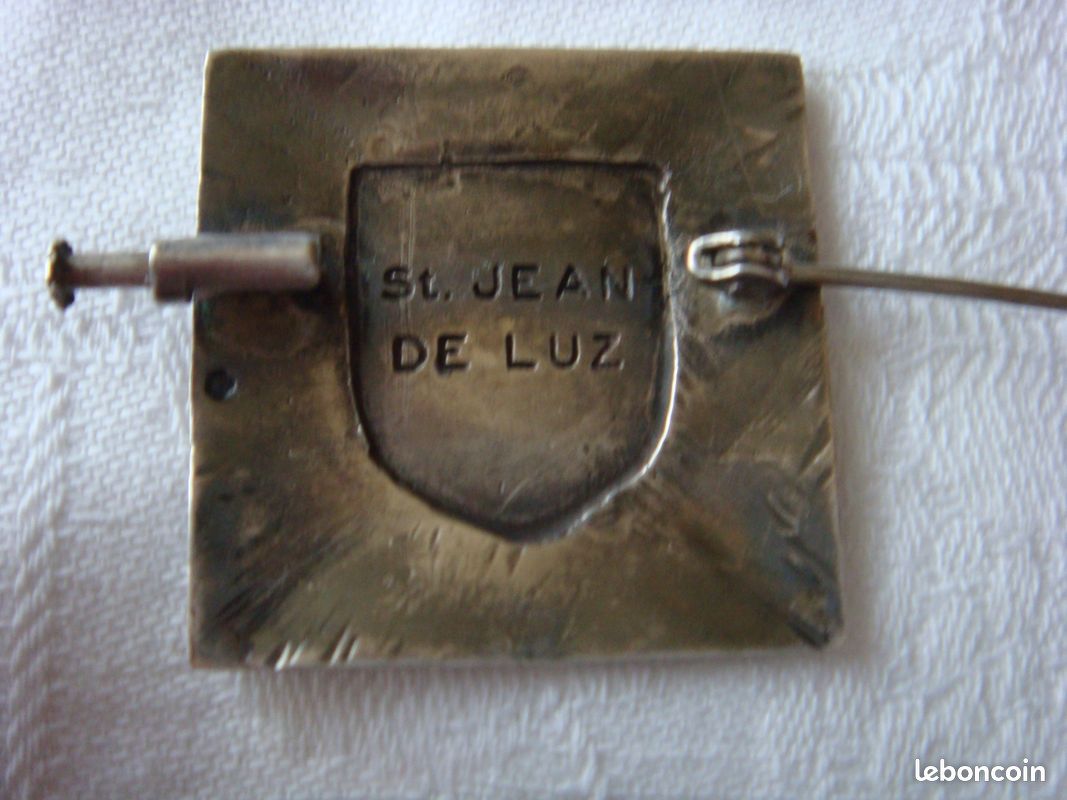 Broche Ancienne En Métal Argenté - Motif Armoiries/blason - Occasion
