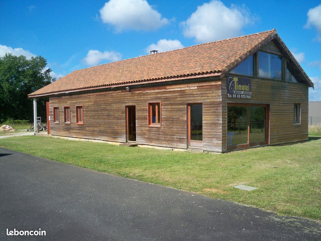 Local commercial 7 pièces 200 m² · à Feuillade · 200 m² · 100 000 €