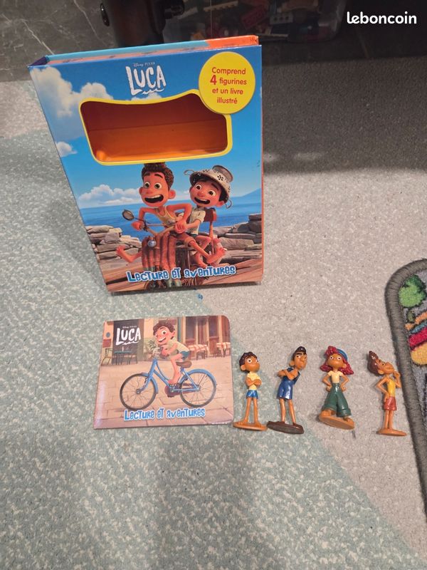 Livre avec figurines (image 1)