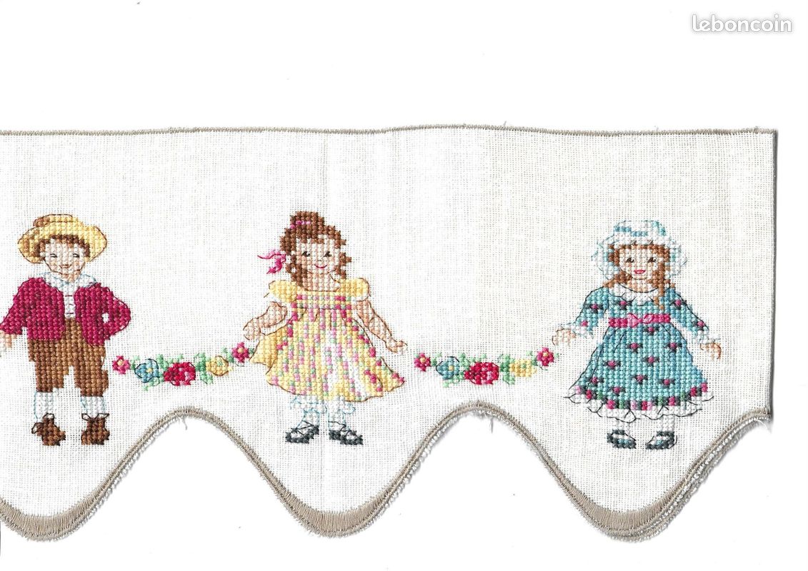 Broderie terminée "Frise les enfants" d'après une grille de Véronique Enginger (image 1)