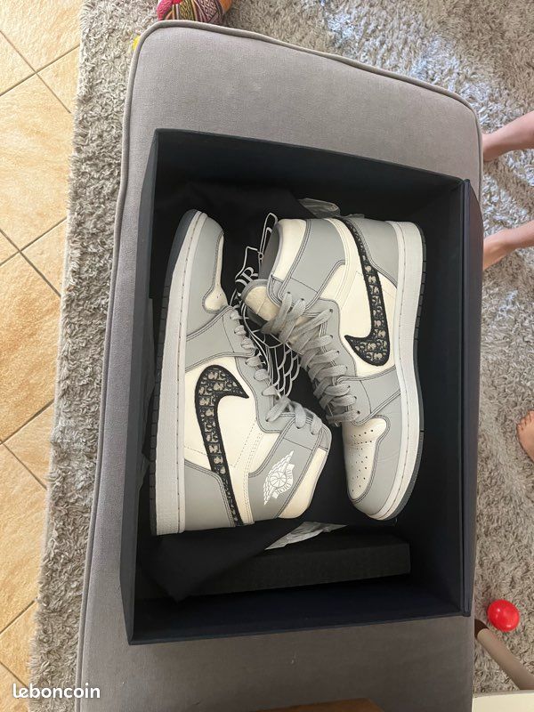 paires de baskets de collections JORDAN DIOR montantes et AIR