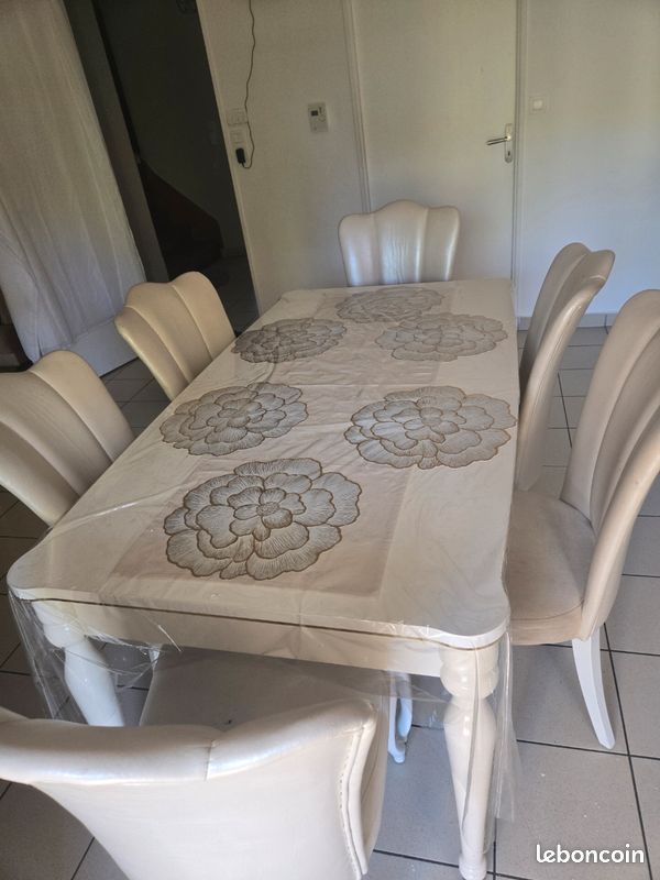 Une table de salon (image 1)