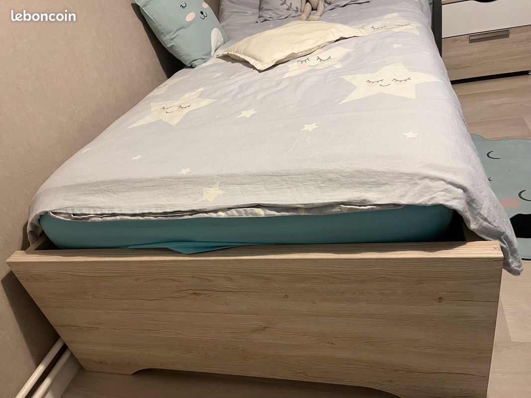 Lit et table de chevet en bois clair très bon état avec matelas (image 6)