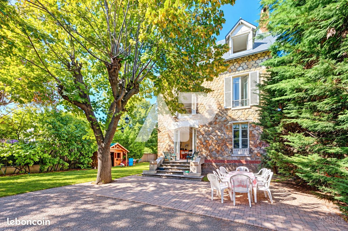 Maison 8 pièces 215 m² · à Rueil-Malmaison · 215 m² · 1 595 000 €