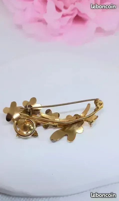 Broche Ancienne Fleur En Métal Doré Et Rose Avec Perle Fine - Époque 1900 - 3,2 X 3 Cm - Occasion Bon état