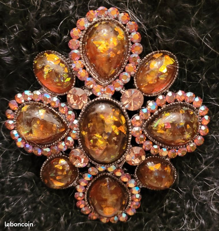Broche Vintage Formant Un Nœud Avec Strass Marron - Occasion En Parfait état