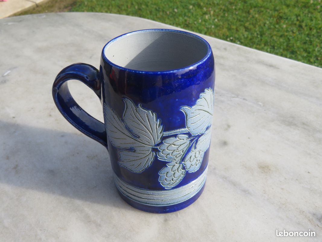VINTAGE - Ancienne grande chope a bière/Mug en grès au sel d'Alsace à décor floral sur fond bleu cobalt vernissé - Alsace (Vers 1950) (image 3)