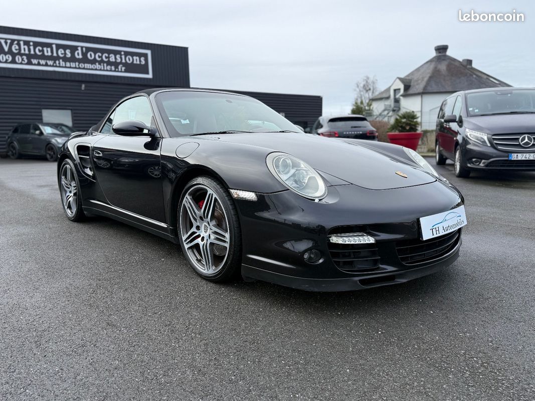PORSCHE 911 (997) CABRIOLET 3.6 480 TURBO TIPTRONIC S / Sièges élec mémoire en cuir rouge Cartier / capote électrique / système audio BOSE / GPS / Aide au stationnement / etc... (image 2)