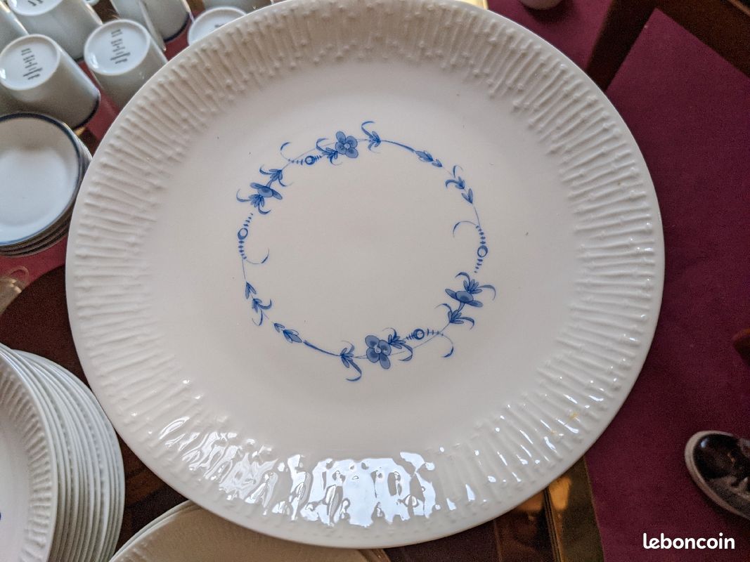 Service porcelaine blanc fleurs bleues (image 7)