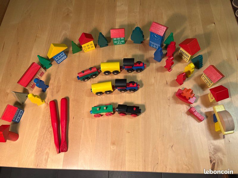 Petits trains ,villages et personnages en bois (image 1)