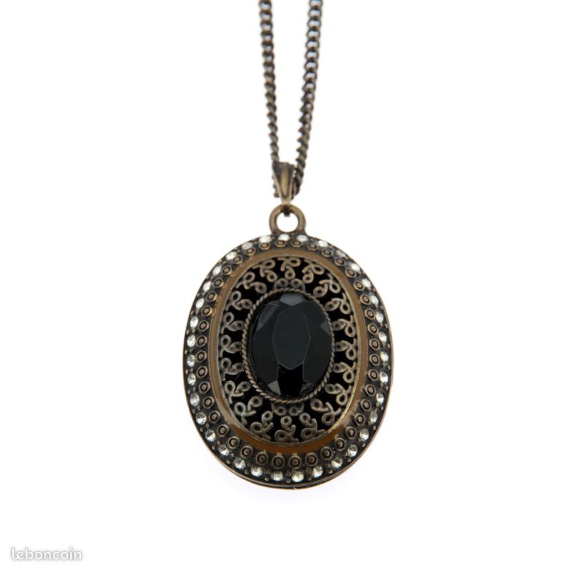 collier vintage avec petit médaillon en onyx noir et petit strass sur collier vintage avec petit médaillon en onyx noir et petit strass sur