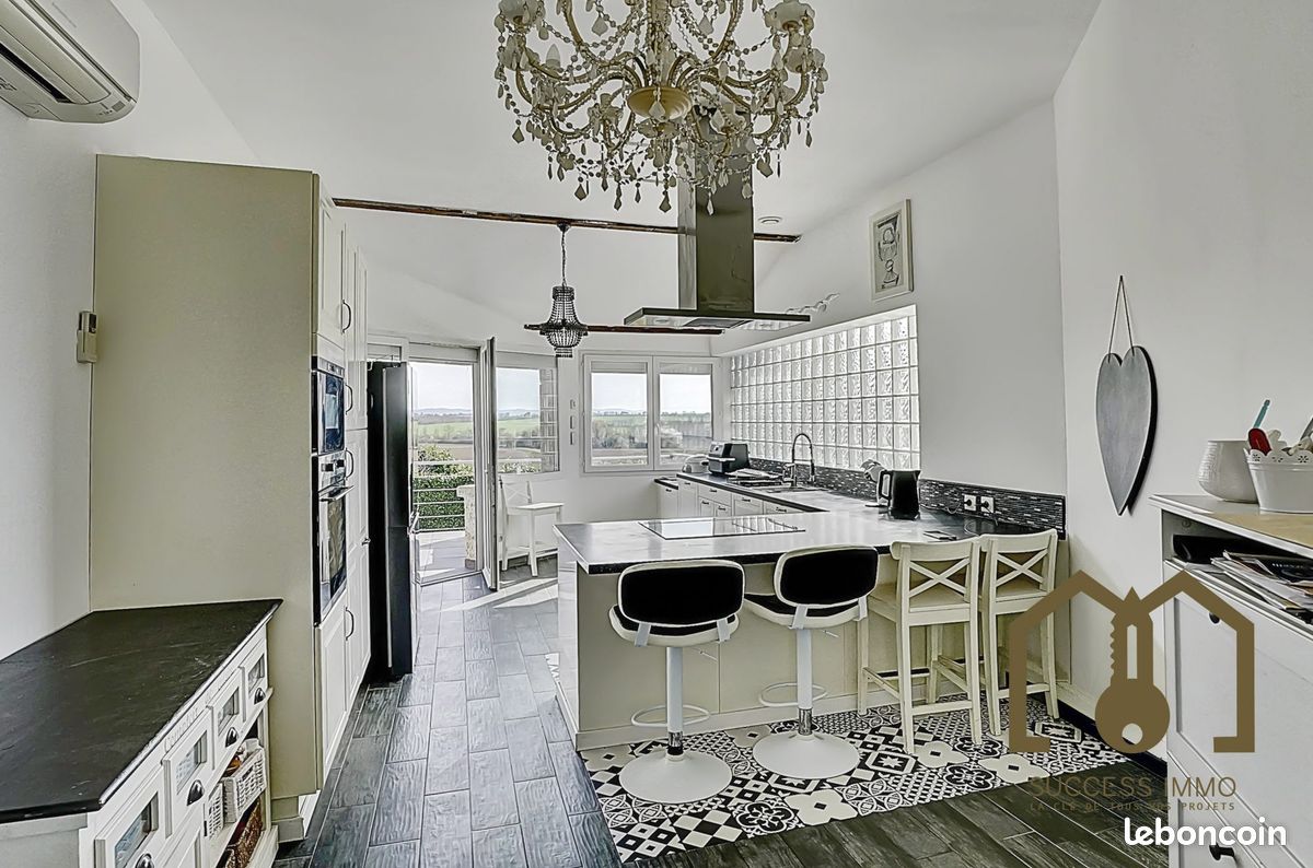 Maison 8 pièces 200 m² · à Vénissieux · 200 m² · 550 000 €
