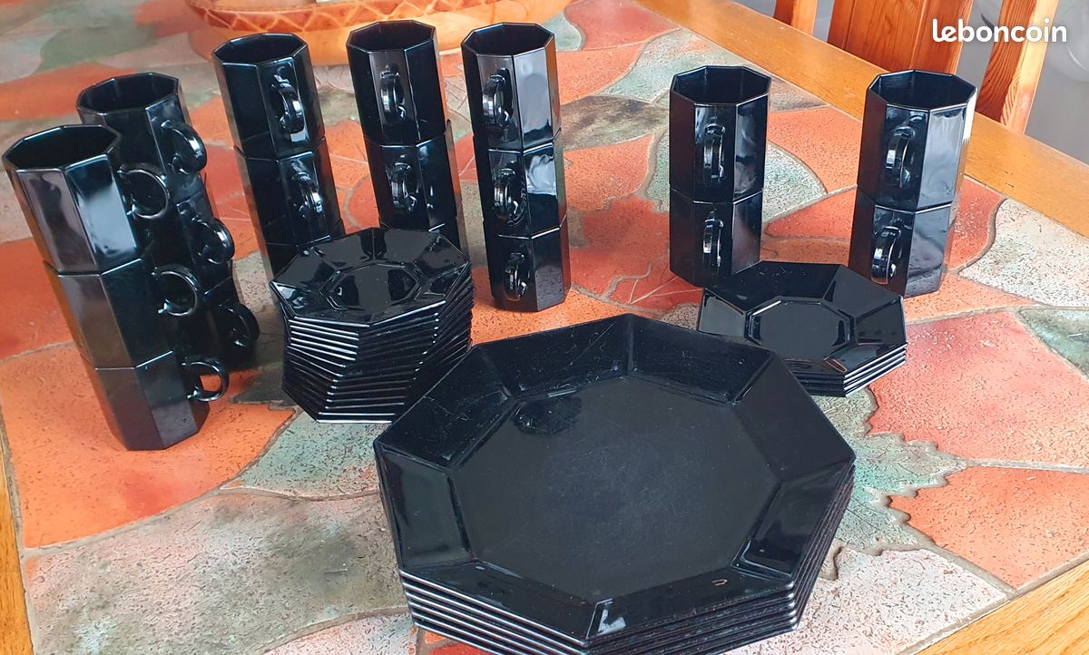 Service noir design – 15 tasses + 15 soucoupes + 4 grandes tasses + 4 soucoupes + 6 assiettes (image 1)