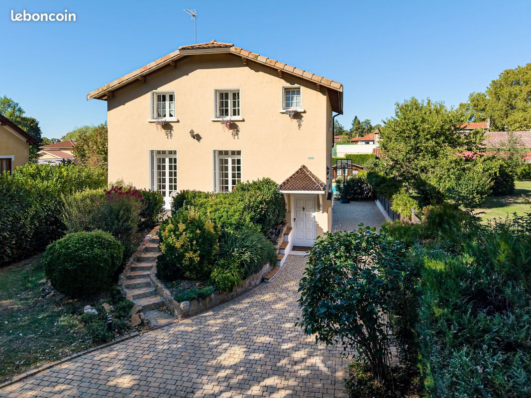 Maison 7 pièces 256 m² · à Fleurieu-sur-Saône · 256 m² · 739 000 €