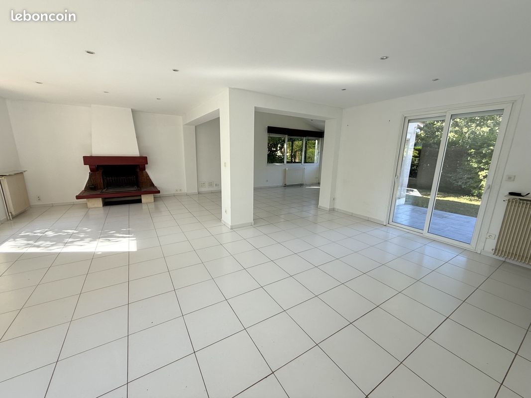 Maison 6 pièces 204 m² · à Saint-Aubin-de-Médoc · 204 m² · 1 900 €/mois