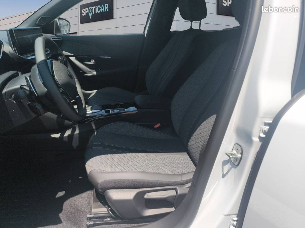 PEUGEOT 2008 Hybrid 145 e-DCS6 Allure (image 9)