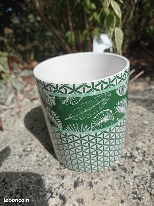 Cache pot, céramique, rond, blanc motifs géométriques et feuilles vert, diamètre 8,5cm, hauteur 10 cm (image 1)