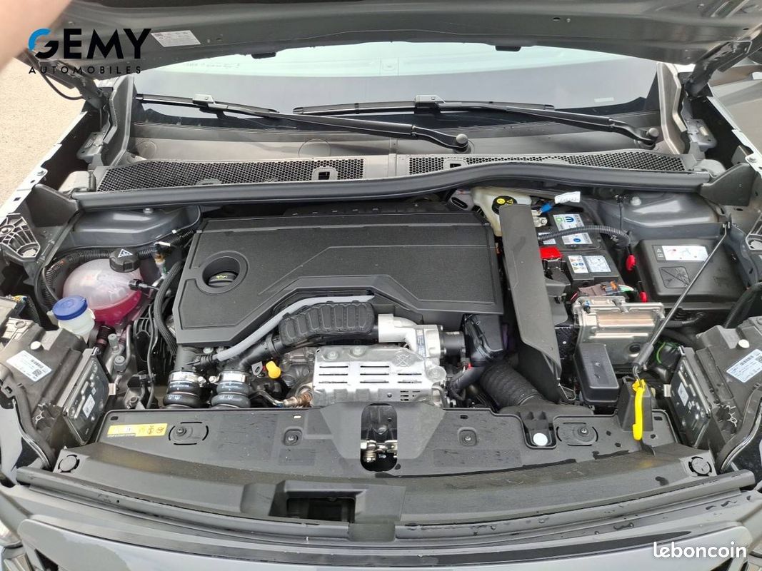 PEUGEOT 2008 Hybrid 145 e-DCS6 GT (image 12)