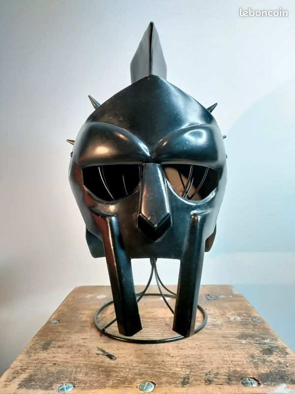 Gladiateur . Casque noir à pointes (image 6)