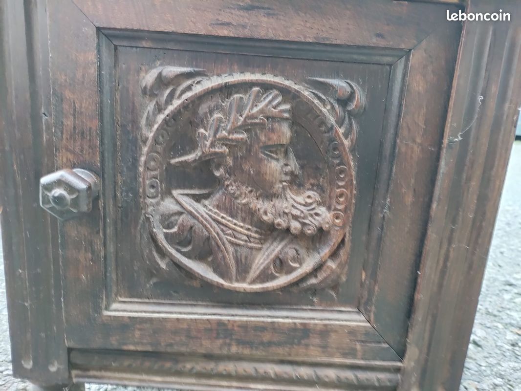 Guéridon en bois sculpté (image 3)
