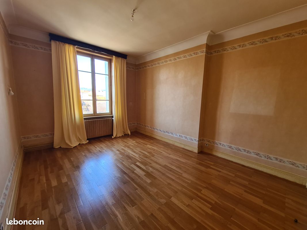 T4 de 89 m2 avec 2 chambres une troisième aménagée dans les combles (image 1)