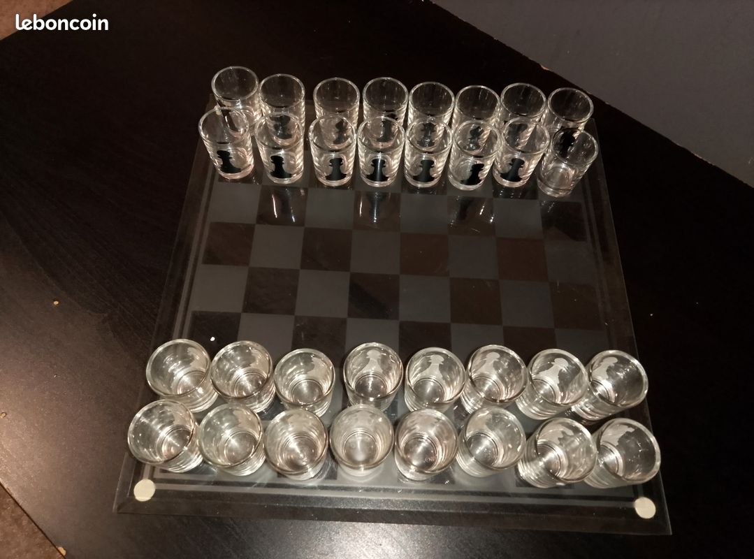 Eurowebb Jeu D'Échecs à Boire - Plateau Verre 38x38cm + 32 Verres Shooters