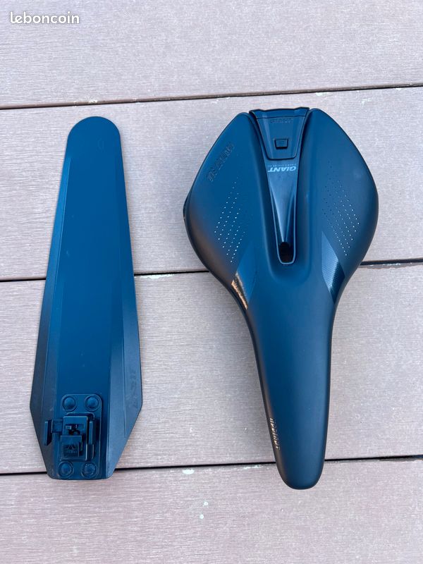 Selle Giant Upright 143mm rails carbone + lumiere et ass saver (image 1)