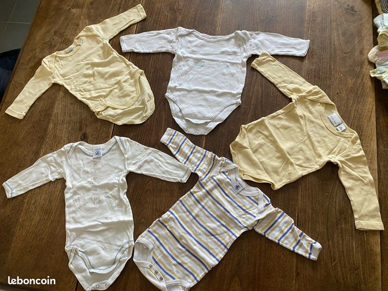 Lots de bodies bébé mois dont petit bateau et absorba