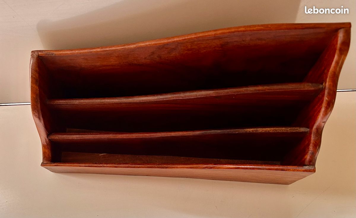 Titre de l'annonce : Trieur à Courrier / Porte-Documents Vintage en Bois Massif Sculpté 38 cm (image 4)