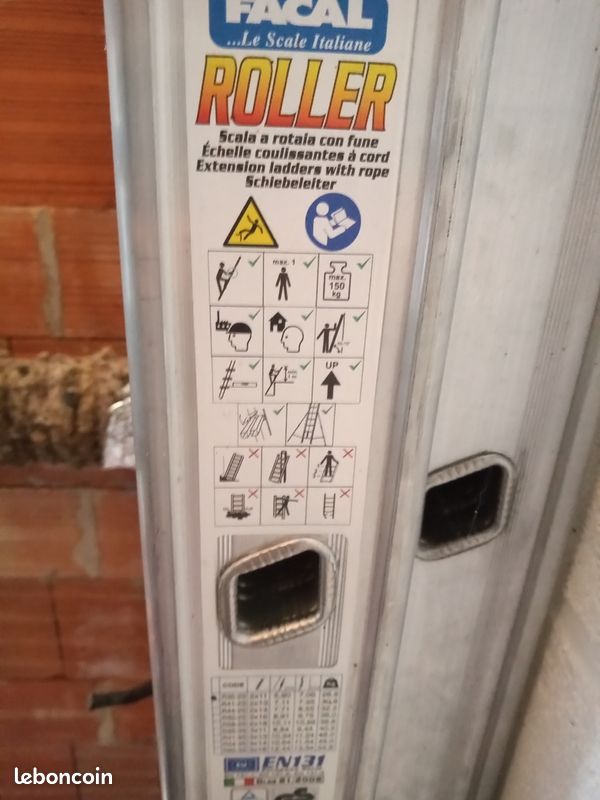 Vends Échelle classique état neuf servie 1 fois. Elle a 2 bras stabilisateur. Hauteur déployée mini 5,90m maxi 7,06m.pas de livraison. Elle est remise en main propre (image 4)