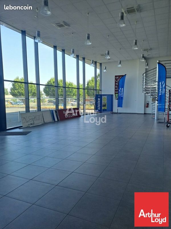 Local commercial 740 m² CHATELLERAULT (image 2)