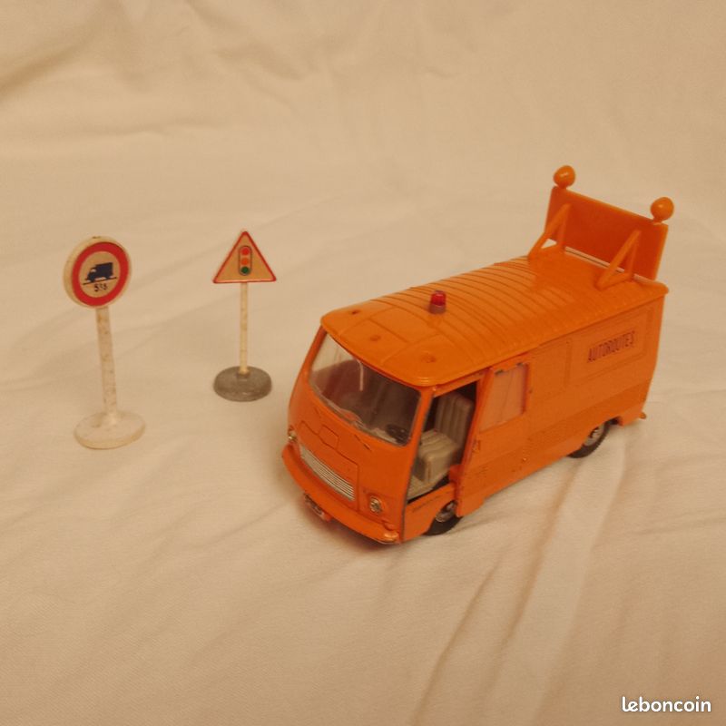 Ancien combi Peugeot J7 Bourbon mécanique publicitaire EDF voiture vintage toys