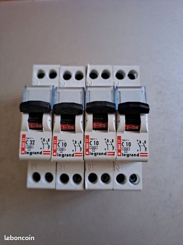 Disjoncteurs neufs Legrand 32 et 10 a (image 1)