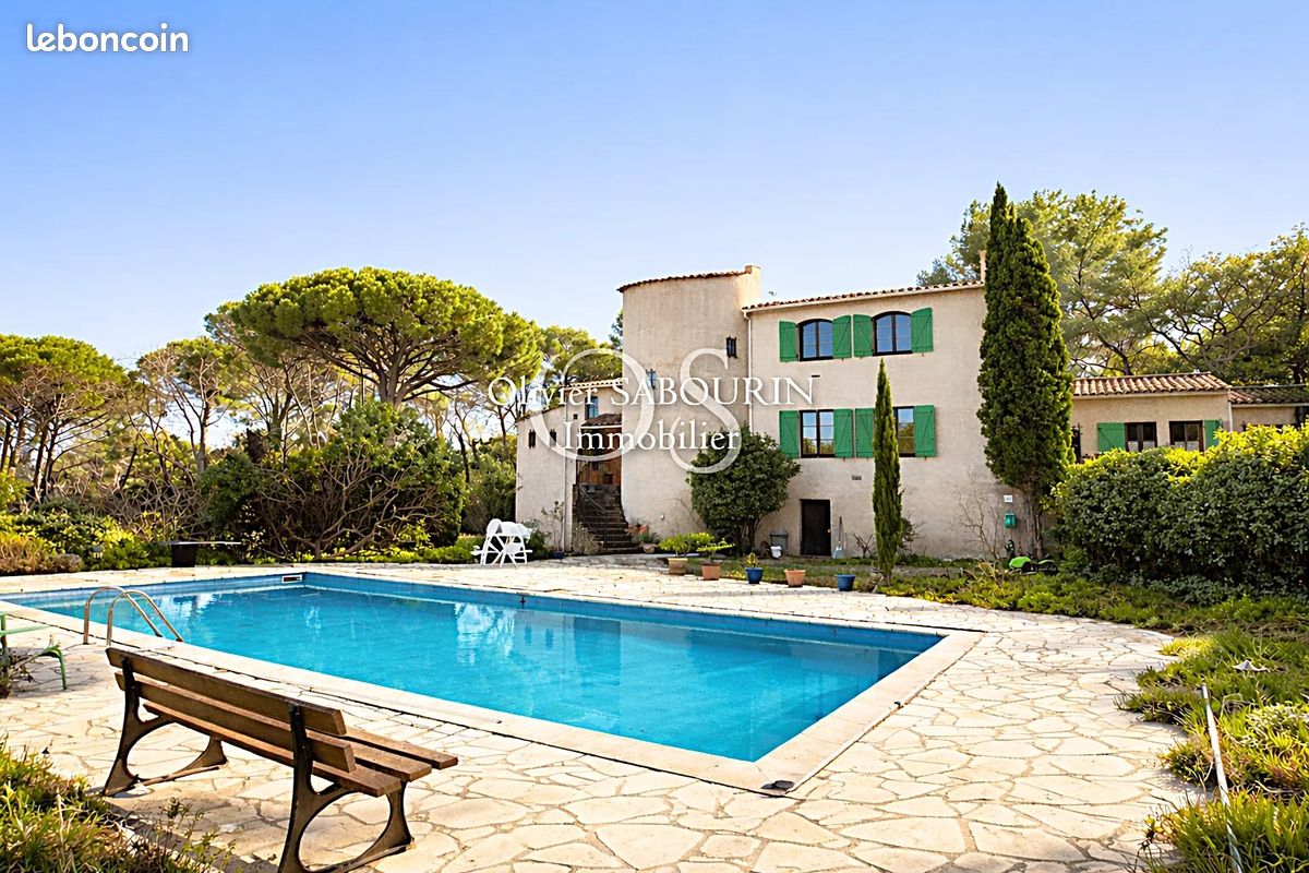 Maison 13 pièces 422 m² · à Roquebrune-sur-Argens · 422 m² · 990 000 €
