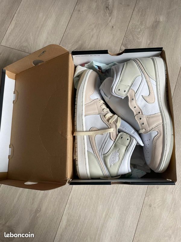 Nike Air Jordan 1 (image 1)