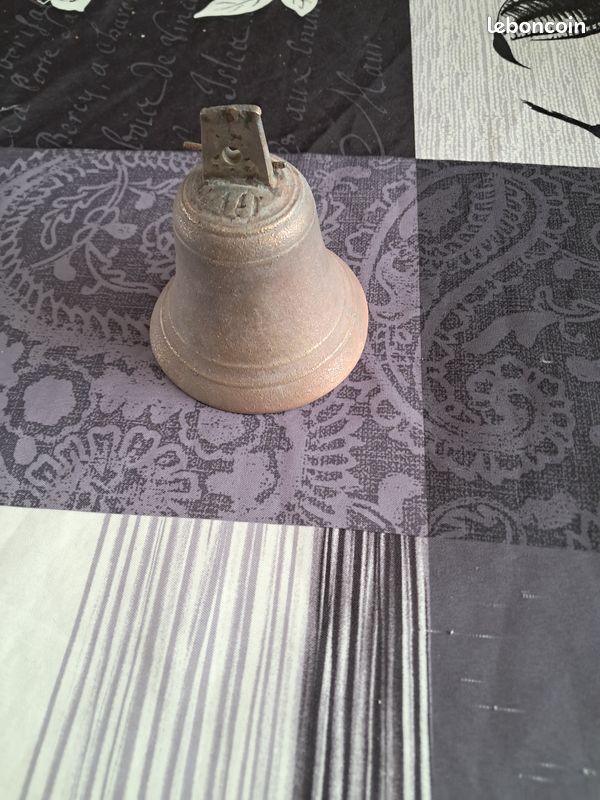 Petite cloche en bronze (image 4)