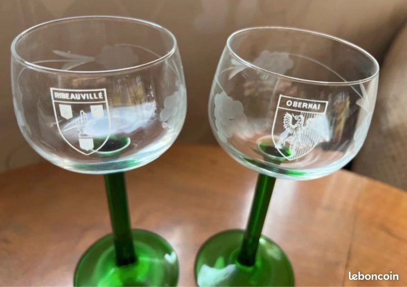 6 verres à vin blanc d’ ‘Alsace avec écussons 4 villes et gravés grappe raisin. Ecussons : Bernai, Riquewihr, Ribeauvillé, Colmar, kaysersberg, Strasbourg Pied vert bouteille, Très bon état (image 4)